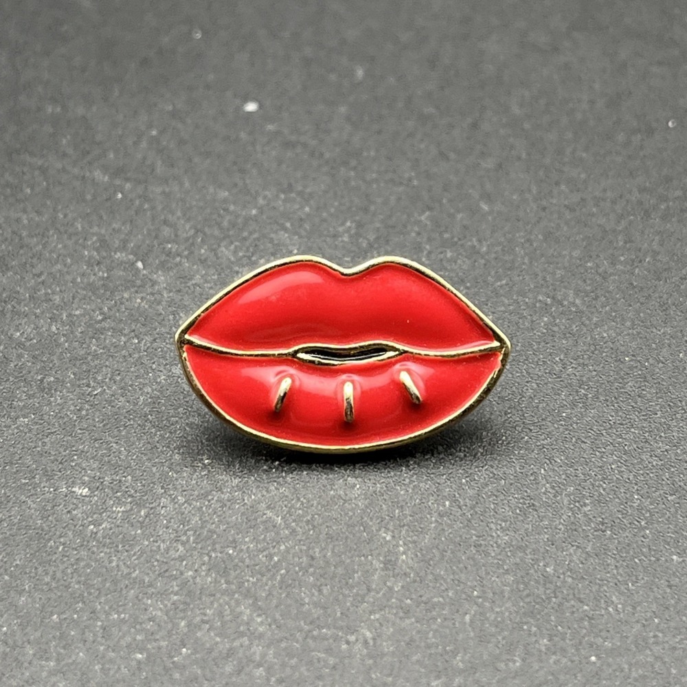 Red Lips Lapel Hat Pin